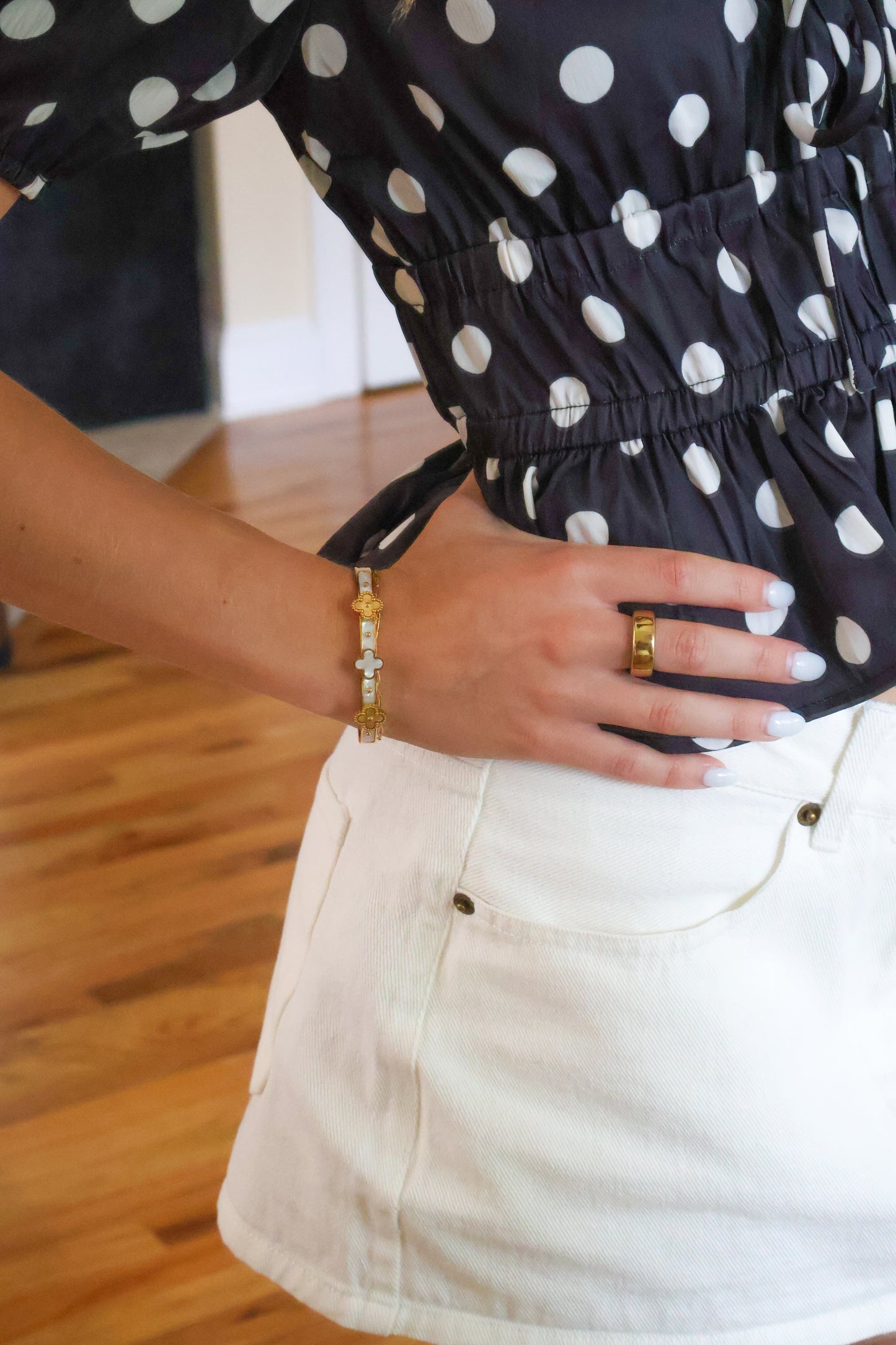 Pearl Clover Gold Hinged Bangle